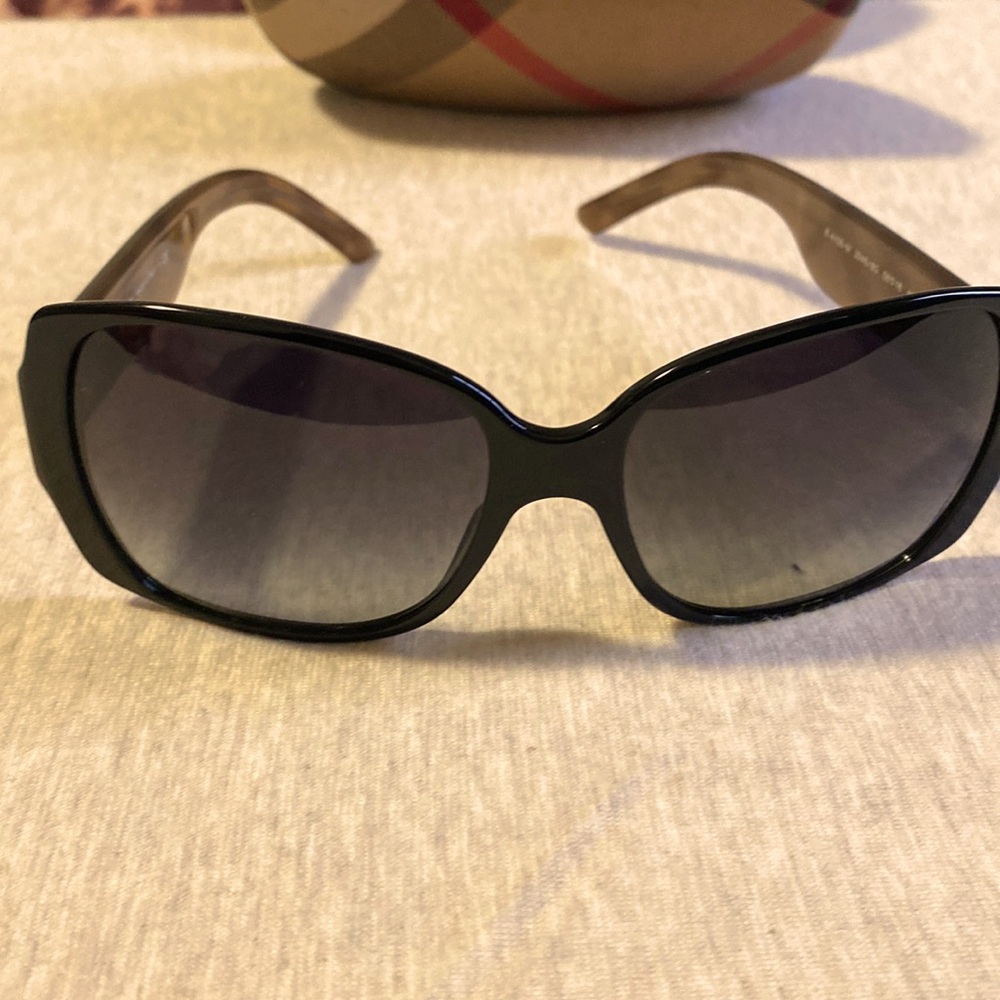 Burberry women sunglass